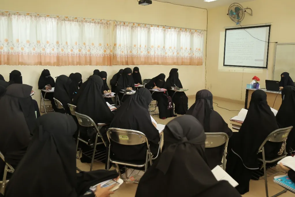 وفر المنح الدراسية لأبناء المسلمين في أنحاء جزر إندونيسيا