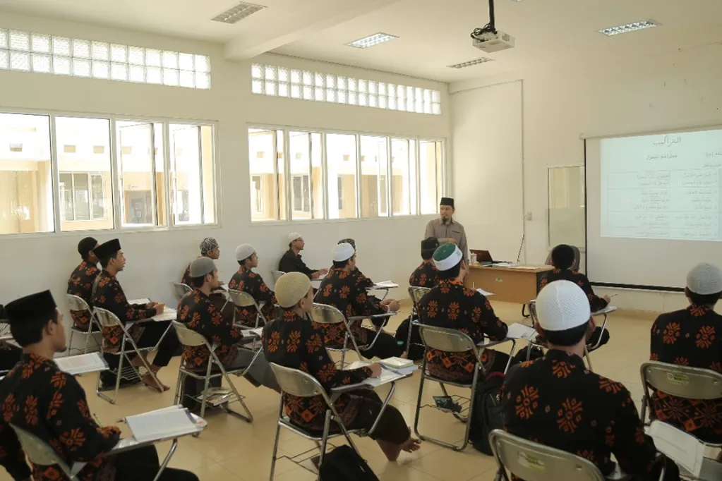 وفر المنح الدراسية لأبناء المسلمين في أنحاء جزر إندونيسيا